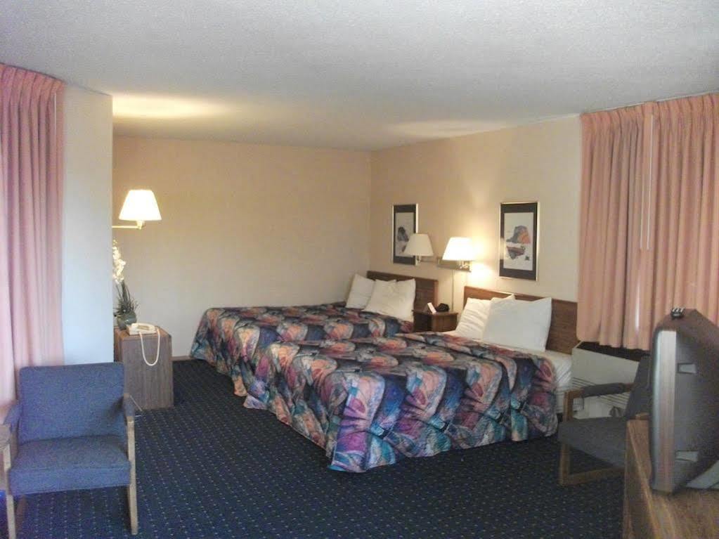 Knights Inn Mackinaw City Eksteriør billede
